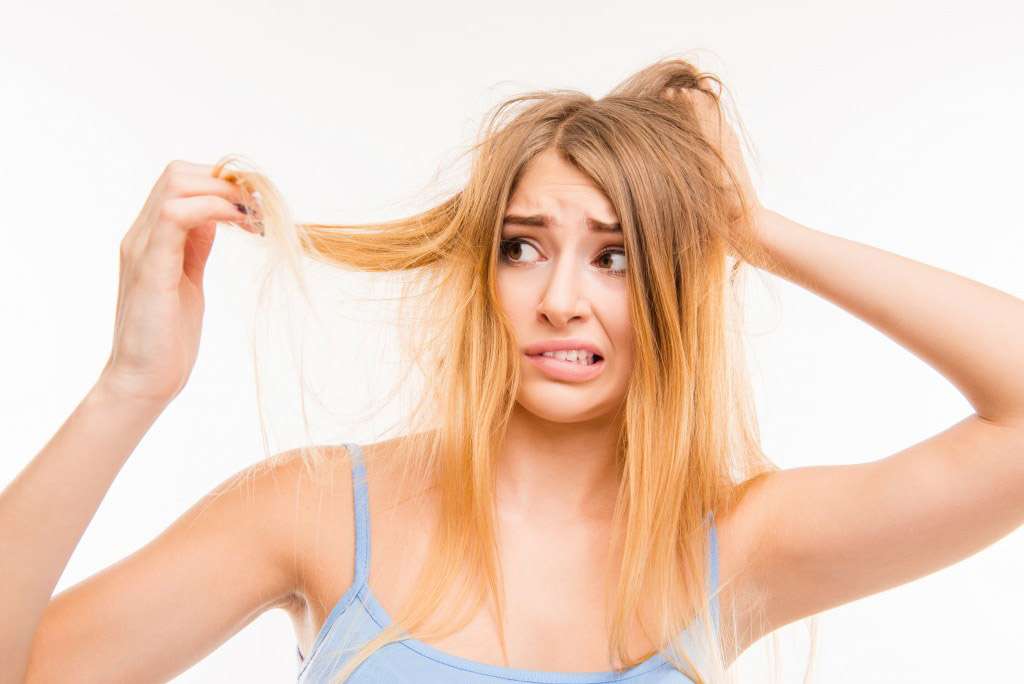 Un'acqua troppo dura può sfibrare e seccare i capelli